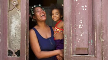 Kuba, Lachende Frau mit Kind, Havanna, Latin America Tours