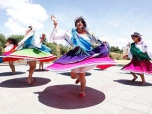 Ecuador, Emo Tänzerinnen, Ecuador Reise planen, Latin America Tours