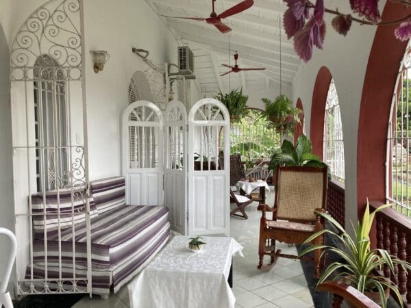 Kuba, Santiago de Cuba, La Hiedra, Casa Particular, Patio, Garten, Schaukelstuhl, Latin America Tours