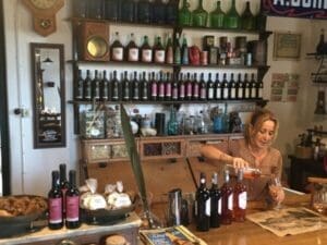 Uruguay, Frau schenkt Wein ein in Laden, Weinhandlung, Latin America Tours, Reisen