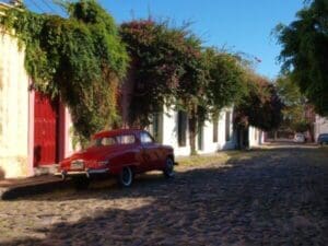Uruguay, altes Auto in Gasse, Latin America Tours, Reisen