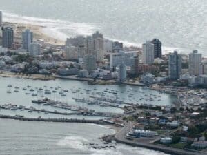 Uruguay, Punta del Este, Hochhäuser am Strand, Latin America Tours, Reisen
