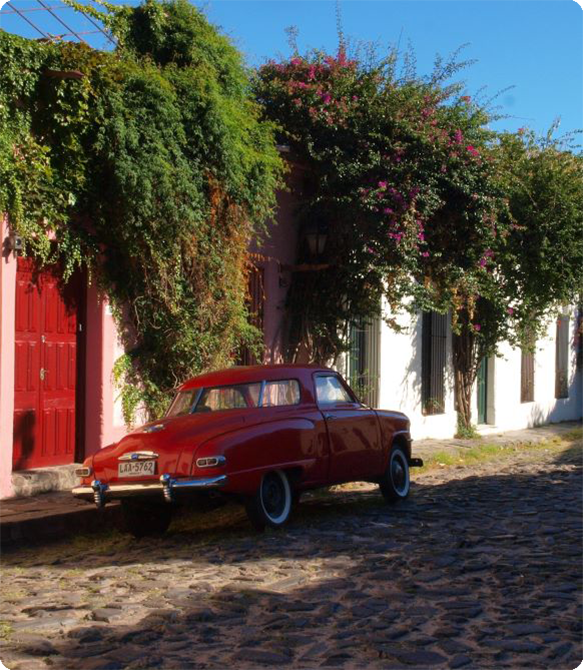 Uruguay, Colonia del Sacramanto, klassisches rotes Auto auf Kopfsteinpflaster, Latin America Tours, Reisen