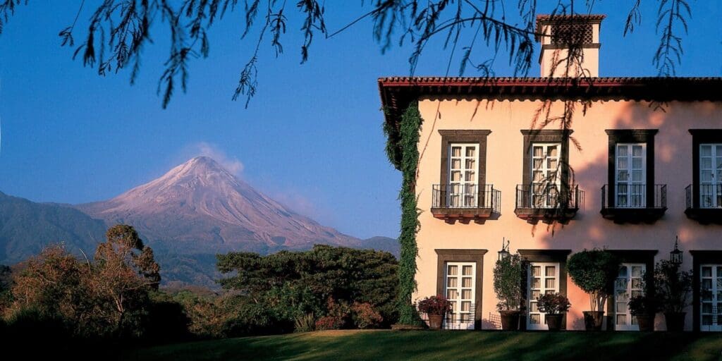 Mexiko, Hacienda San Antonio, Herrschaftshaus mit Berg im Hintergrund, Latin America Tours, Reisen