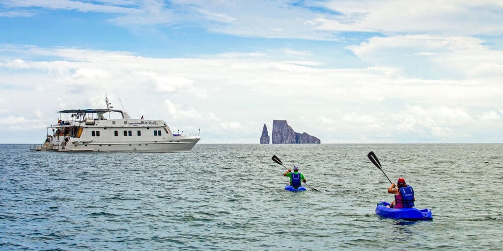 Ecuador, Galapagos, Kayaking, zwei Kayaker am Paddeln, Kreuzfahrten, Inselhüpfen, Latin America Tours, Reisen