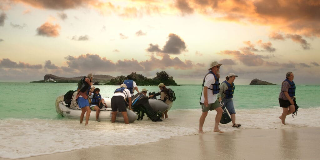 Ecuador, Galapagos, Touristen mit Zodiac-Boot, Latin America Tours, Reisen