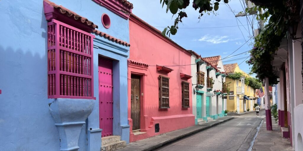 Kolumbien, Karibik, Cartagena, Altstadt mit bunten Häusern, Latin America Tours