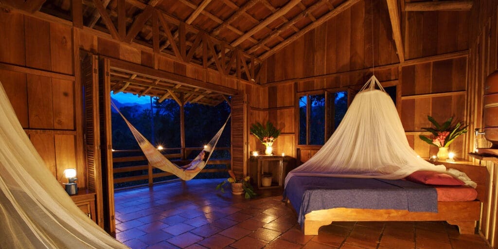 Costa Rica, Selva Bananito Lodge, Superior Cabana, Schlafzimmer, Hängematte auf Terrasse, Latin America Tours, Reisen