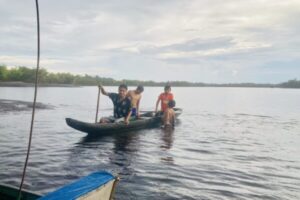 Kolumbien, Einheimische im Langboot auf dem Fluss, Latin America Tours, Reisen