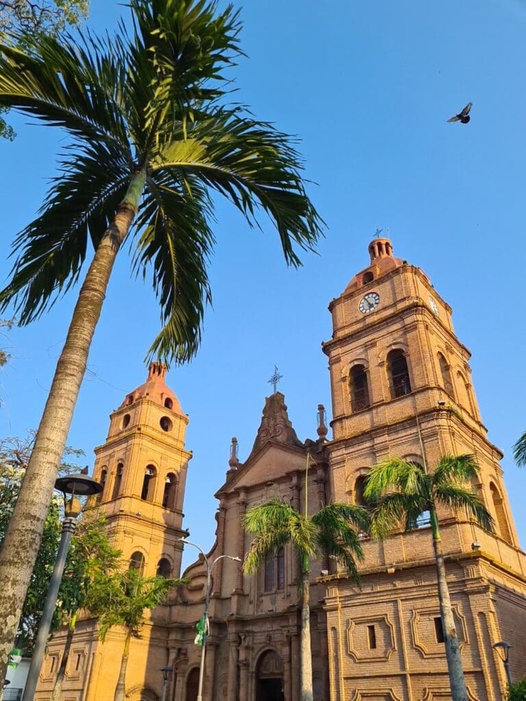 Bolivien, Santa Cruz, Kirche und Palmen, Latin America Tours, Reisen