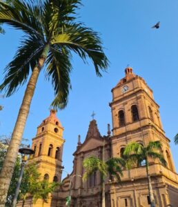 Bolivien, Santa Cruz, Kirche und Palmen, Latin America Tours, Reisen