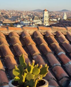 Bolivien, Sucre, Blick über Dächer auf die Stadt, Latin America Tours, Reisen