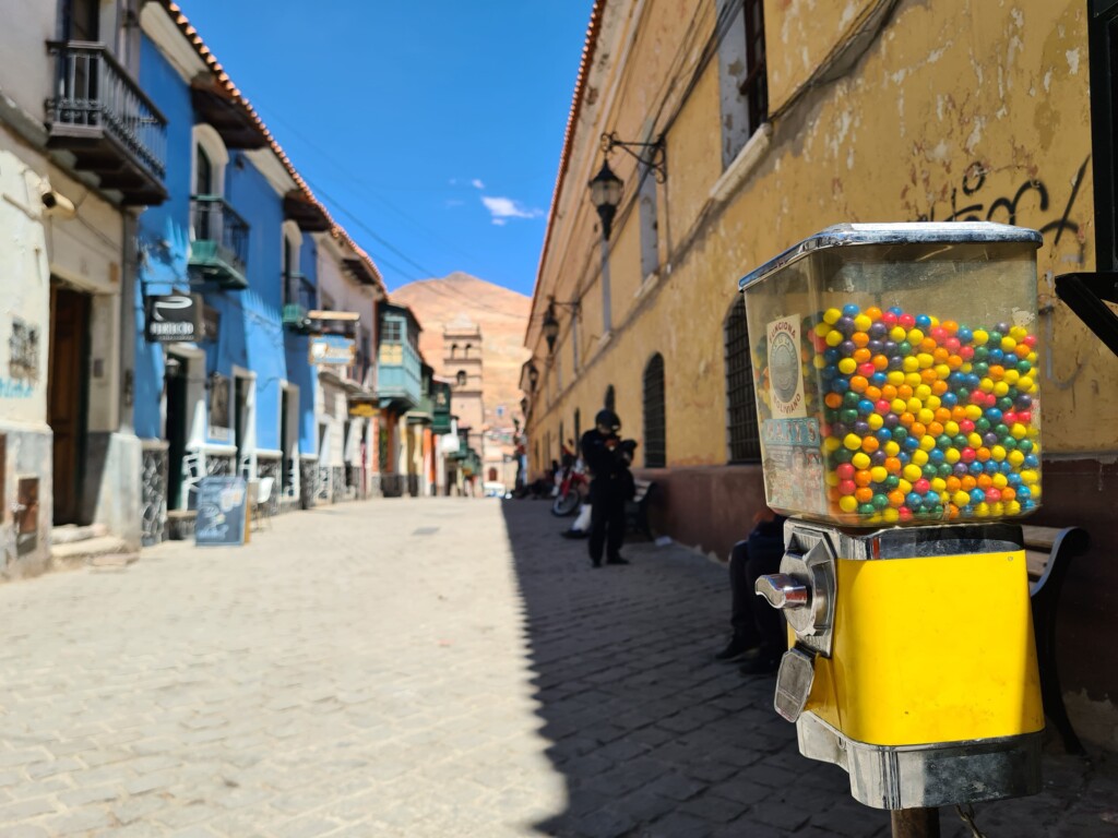 Bolivien, Potosi und Cerro Rico, Gasse in der Stadt, Kaugummi-Spender, Latin America Tours, Reisen
