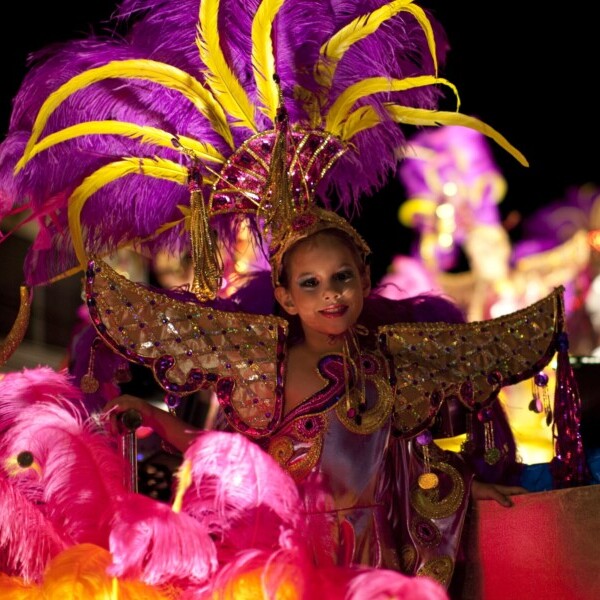 Dominikanische Rebublik, Karneval, Mädchen in buntem Kostüm, Latin America Tours, Reisen