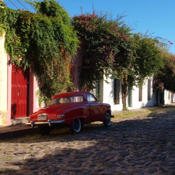 Uruguay, Strasse mit Kopfsteinplaster in Colonia del Sacramento, Latin America Tours, Reisen