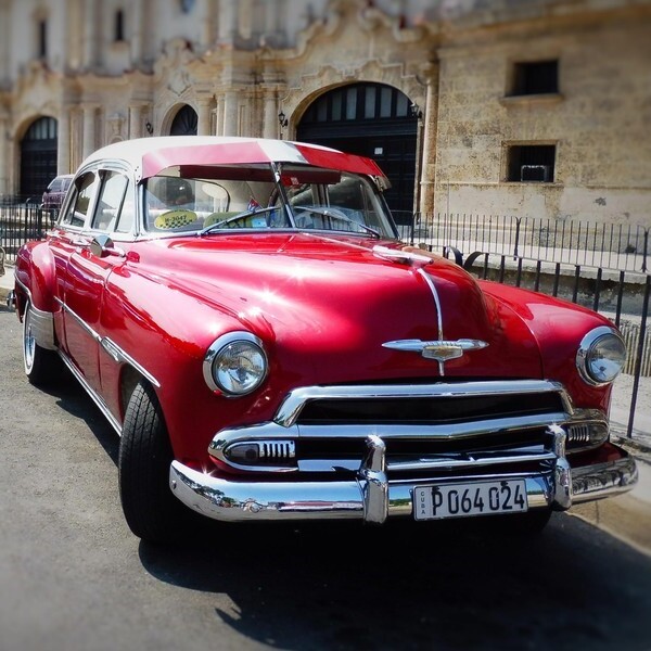 Kuba, Havanna, roter Oldtimer, Latin America Tours, Reisen