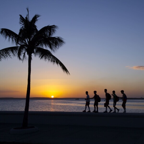 Kuba, Schulkinder bei Sonnenuntergang am Strand, Latin America Tours, Reisen