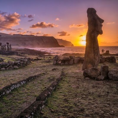 Chile, Osterinsel, Moai, Steinfiguren im Sonnenuntergang, Latin America Tours, Reisen