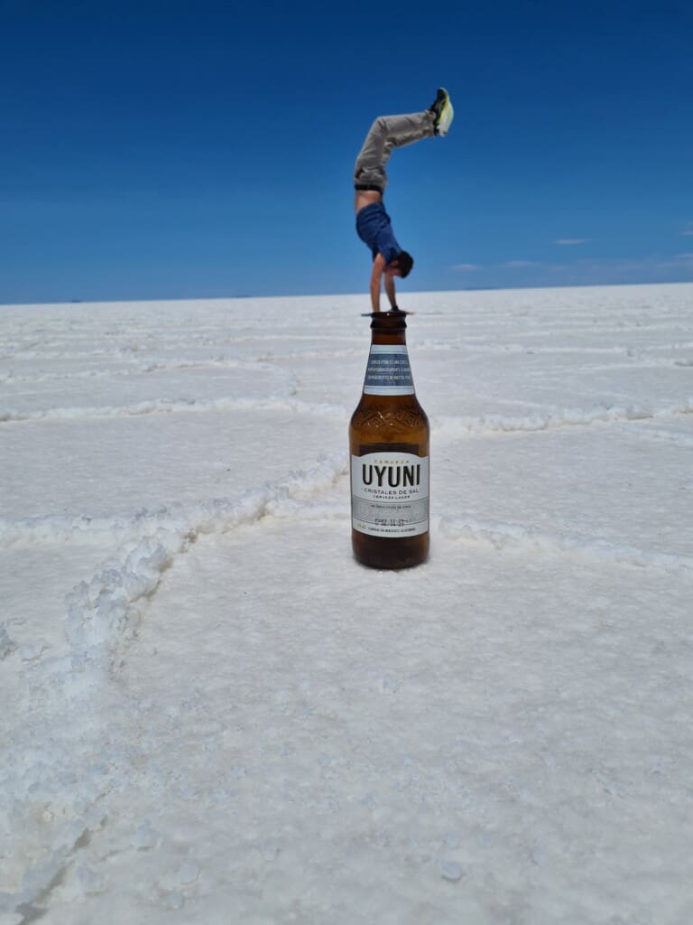 Bolivien, Salar de Uyuni, Salzwueste, Handstand auf einer Bierflasche, Latin America Tours, Reisen