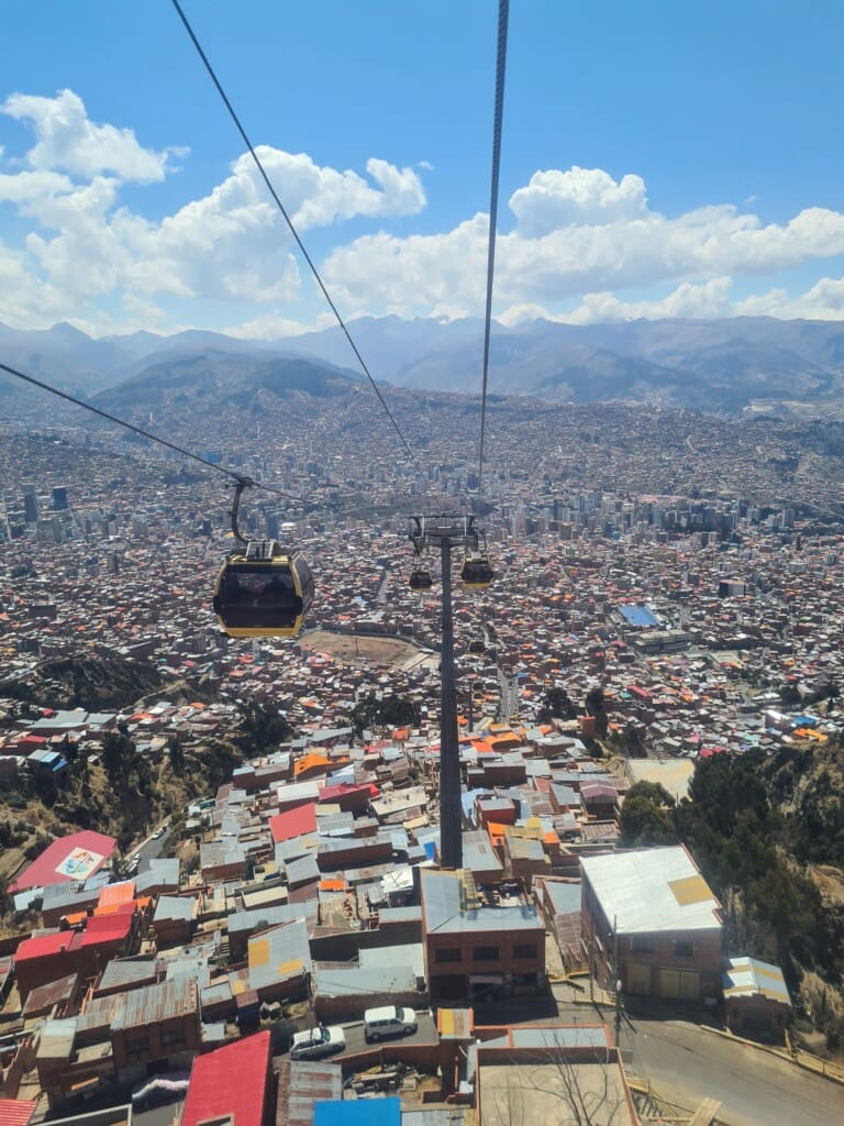 Bolivien, La Paz, Mi Teleferico, Gondelbahn mit Aussicht über die Stadt, Latin America Tours, Reisen