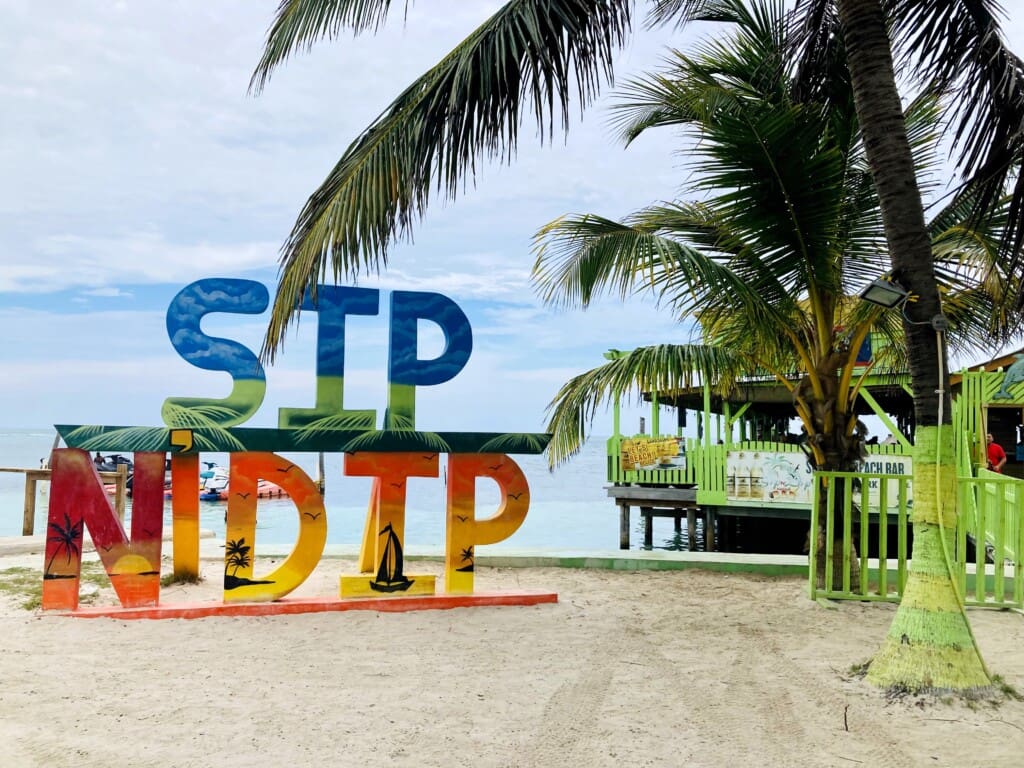 Belize, Caye Caulker, Schild und Strandbar, Latin America Tours, Reisen