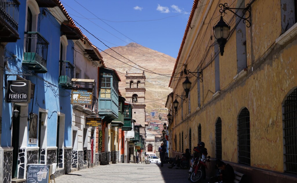 Bolivien, Potosi, Strasse mit bunten Häusern, Latin America Tours, Reisen