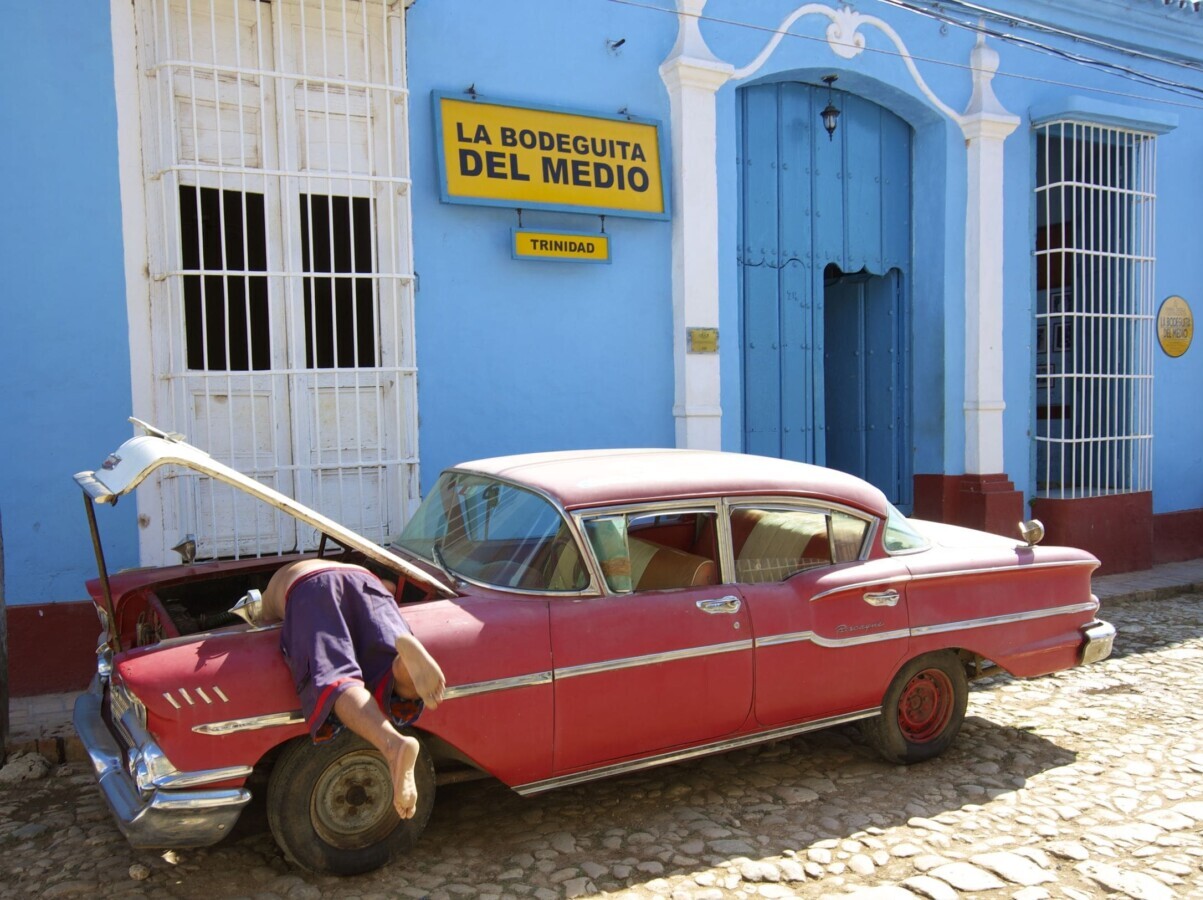 Kuba, Havanna, Automechaniker arbeitet an Oldtimer-Auto, Latin America Tours, Reisen Kuba, Havanna, Automechaniker arbeitet an Oldtimer-Auto, Latin America Tours, Reisen