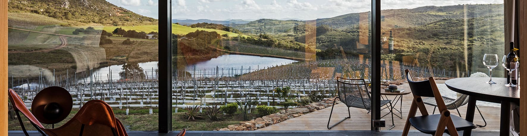 Uruguay, Sacromonte Weingut, Glasfront mit Aussicht über die Rebberge, Latin America Tours