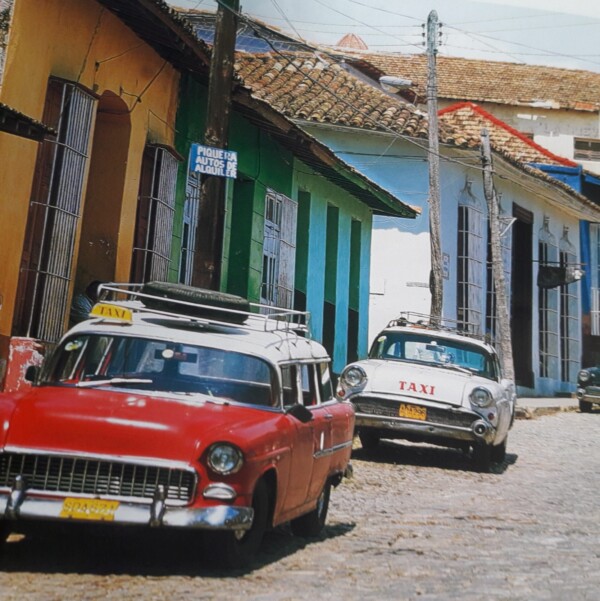 Kuba, alte Taxis in Strasse mit bunten Häusern, Latin America Tours, Reisen