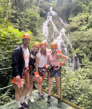 Panama, Canopy Experience El Valle am Chorro El Macho, Familie vor dem Wasserfall, Latin America Tours, Reisen