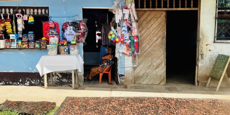 Peru, Chazuta, kleiner lokaler Laden, ausgebreitete Kakaobohnen, Latin America Tours, Reisen