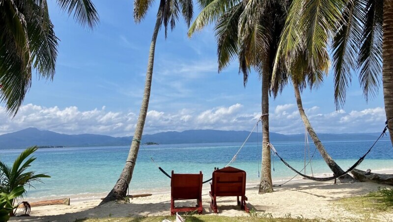 Panama, Guna Yala, Guanidub Lodge, Strand mit Liegestühlen, Latin America Tours, Reisen