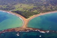 Costa Rica, Dominical-Uvita, Luftaufnahme der Walflosse von Uvita im Marino Ballena Nationalpark, Latin America Tours