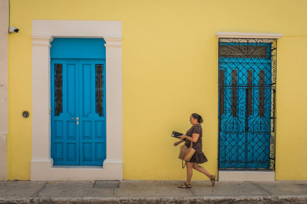 Mittelamerika, Frau vor gelbgetünchter Wand, Kolonialgebäude, Latin America Tours, Reisen