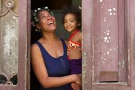 Kuba, Lachende Frau mit Kind, Havanna, Latin America Tours