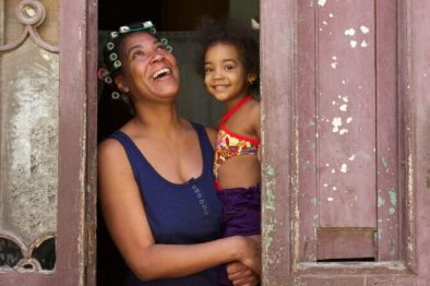 6 Kopie Kuba, Lachende Frau mit Kind, Havanna, Latin America Tours