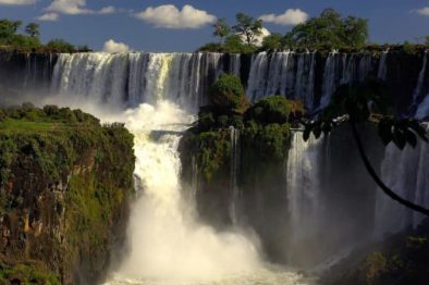Argentinien, Iguazu Wasserfälle bei blauem Himmel, Latin America Tours_Blog Vorschau Argentinien, Iguazu Wasserfälle bei blauem Himmel, Latin America Tours