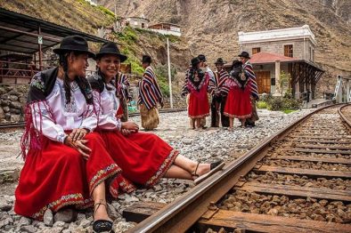 Ecuador, Bahnhof Gleise, Bahnhofszene mit Einheimischen in Tracht, Latin America Tours, Vorschau Blog Ecuador, Bahnhof Gleise, Bahnhofszene mit Einheimischen in Tracht, Latin America Tours