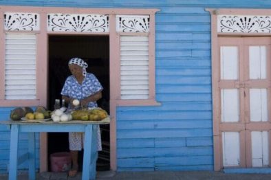 Dominikanische Republik, Frau verkauft Gemüse, Farbiges Haus, Tobias Hauser, Latin America Tours