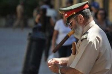 Kuba, Latin America Tours, A lo Cubano, Havanna, Polizist mit Zigarre, Reisen Kuba, Latin America Tours, A lo Cubano, Havanna, Polizist mit Zigarre, Reisen