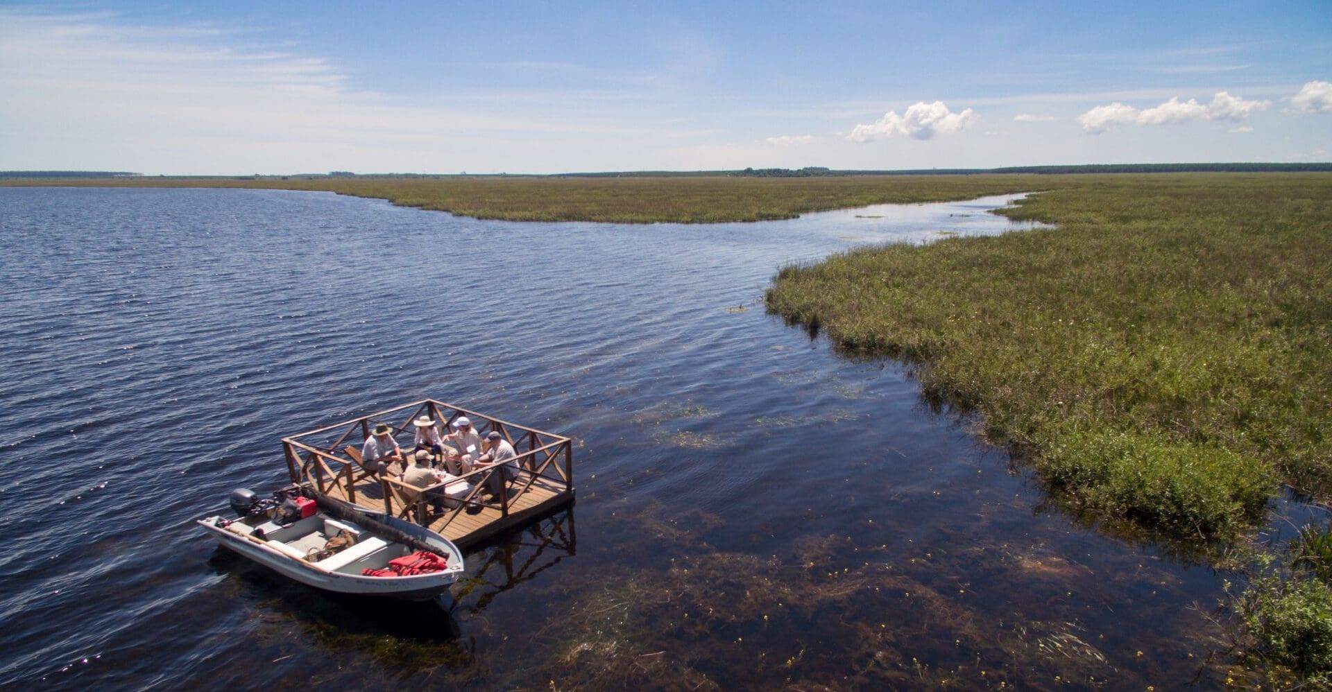 Argentinien, Puerto Valle, Deck in Laguna Valle, Latin America Tours