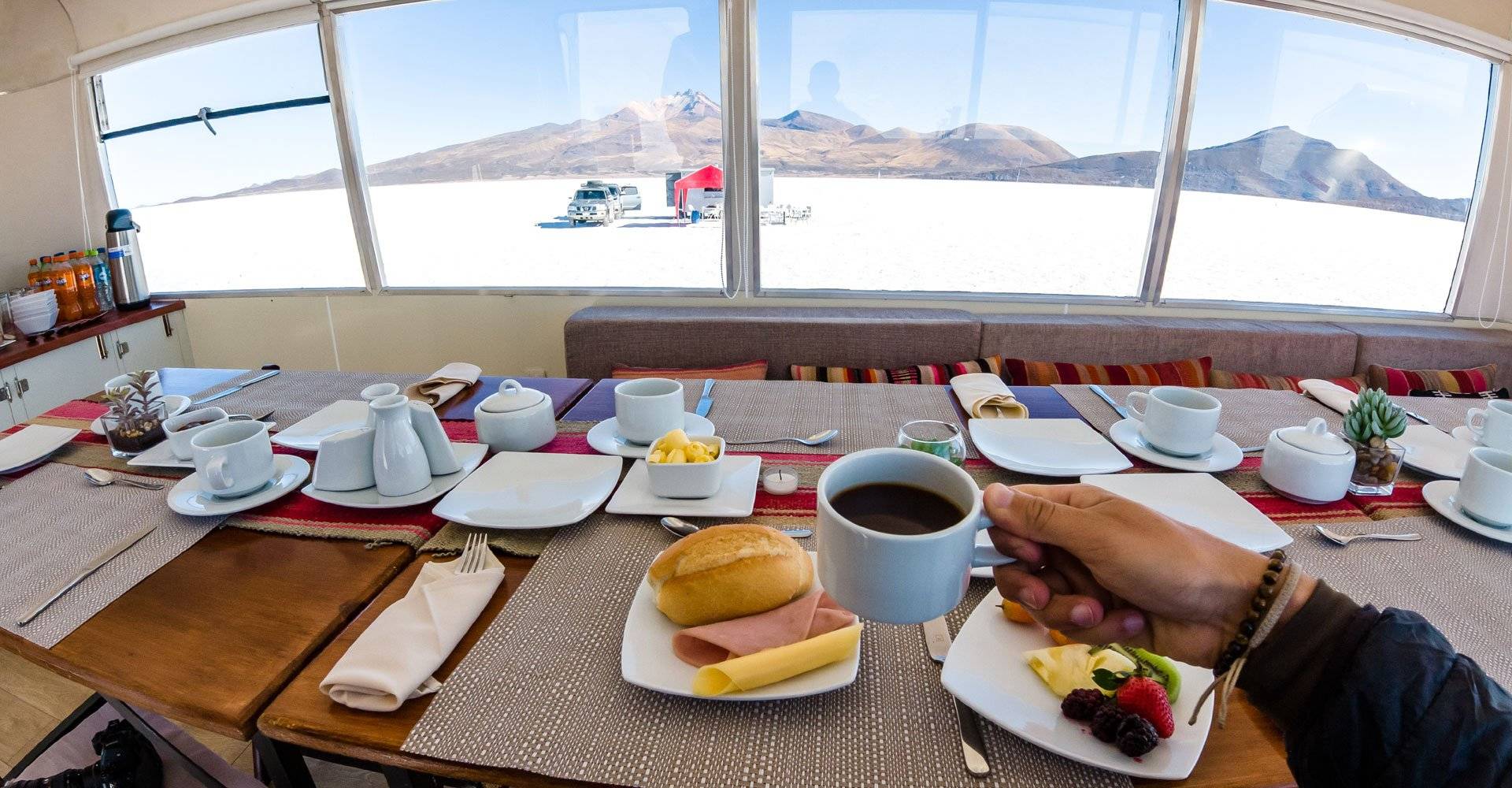 Bolivien, Uyuni Airstream-Camper, Frühstück Sky Lounge, Latin America Tours