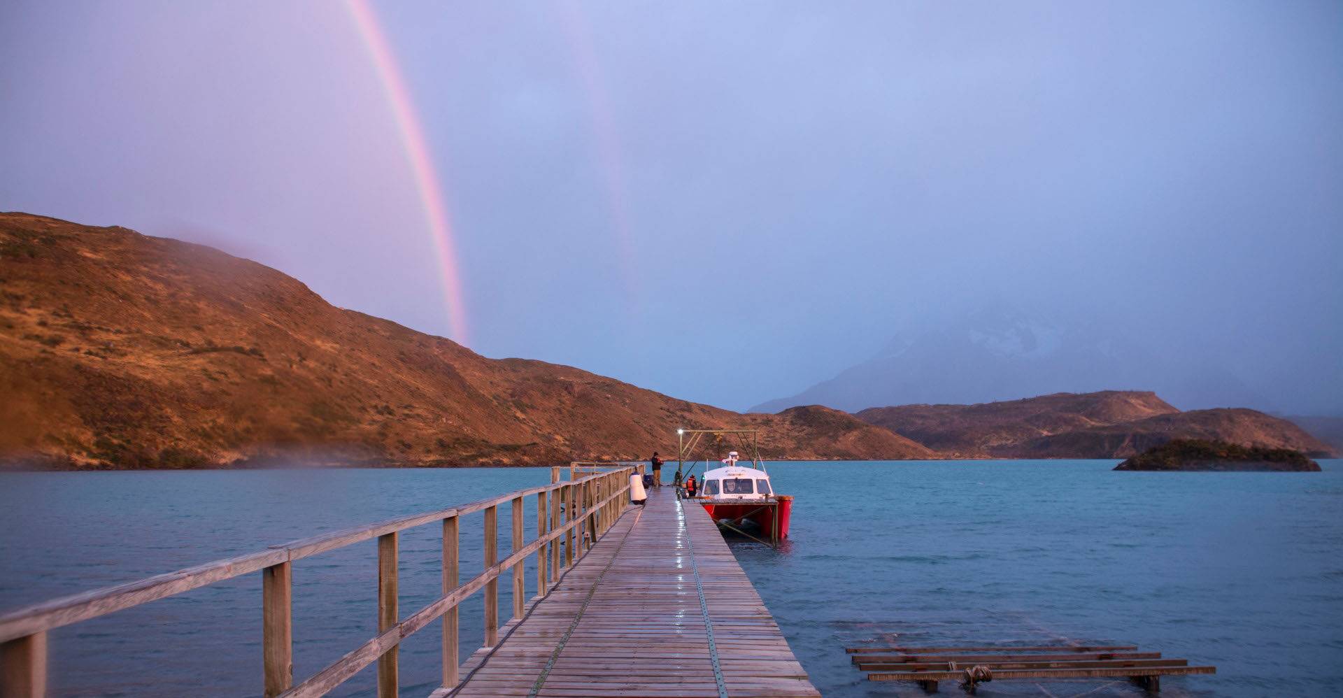 Chile, Explora Torres del Paine, Hotelkatamaran und Regenbogen, Latin America Tours