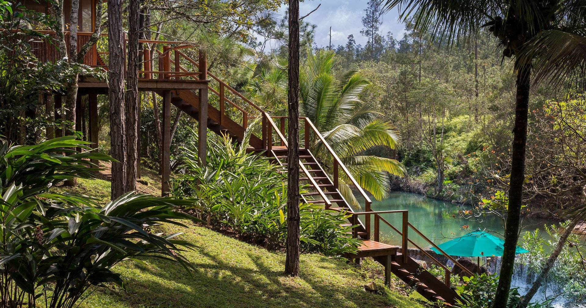 Belize, Blancaneaux Lodge, Treppe zum Fluss, Latin America Tours